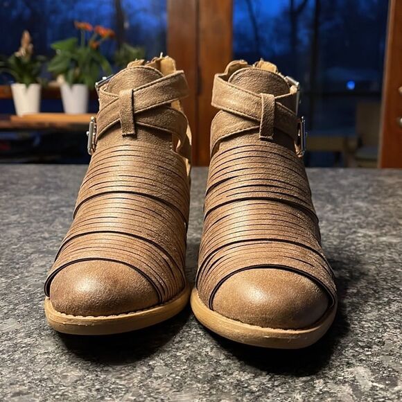 Qupid Ankle Booties Strappy cutout plus back zipper very cool expensive looking - Picture 6 of 7